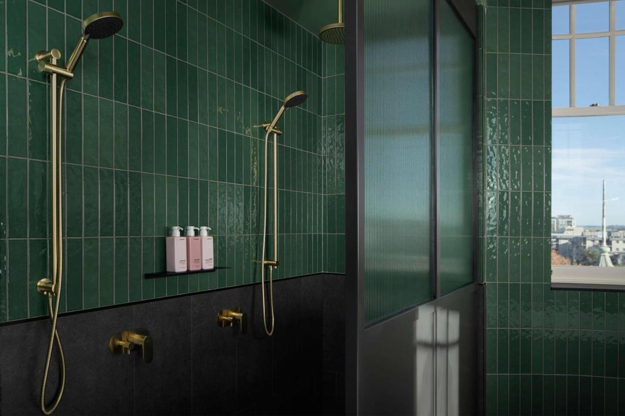 فندق Qt نيو كاسل المظهر الخارجي الصورة Bathroom with shower