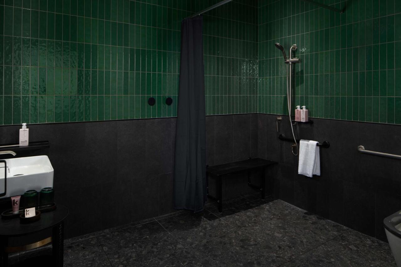 فندق Qt نيو كاسل المظهر الخارجي الصورة A shower with a shower curtain
