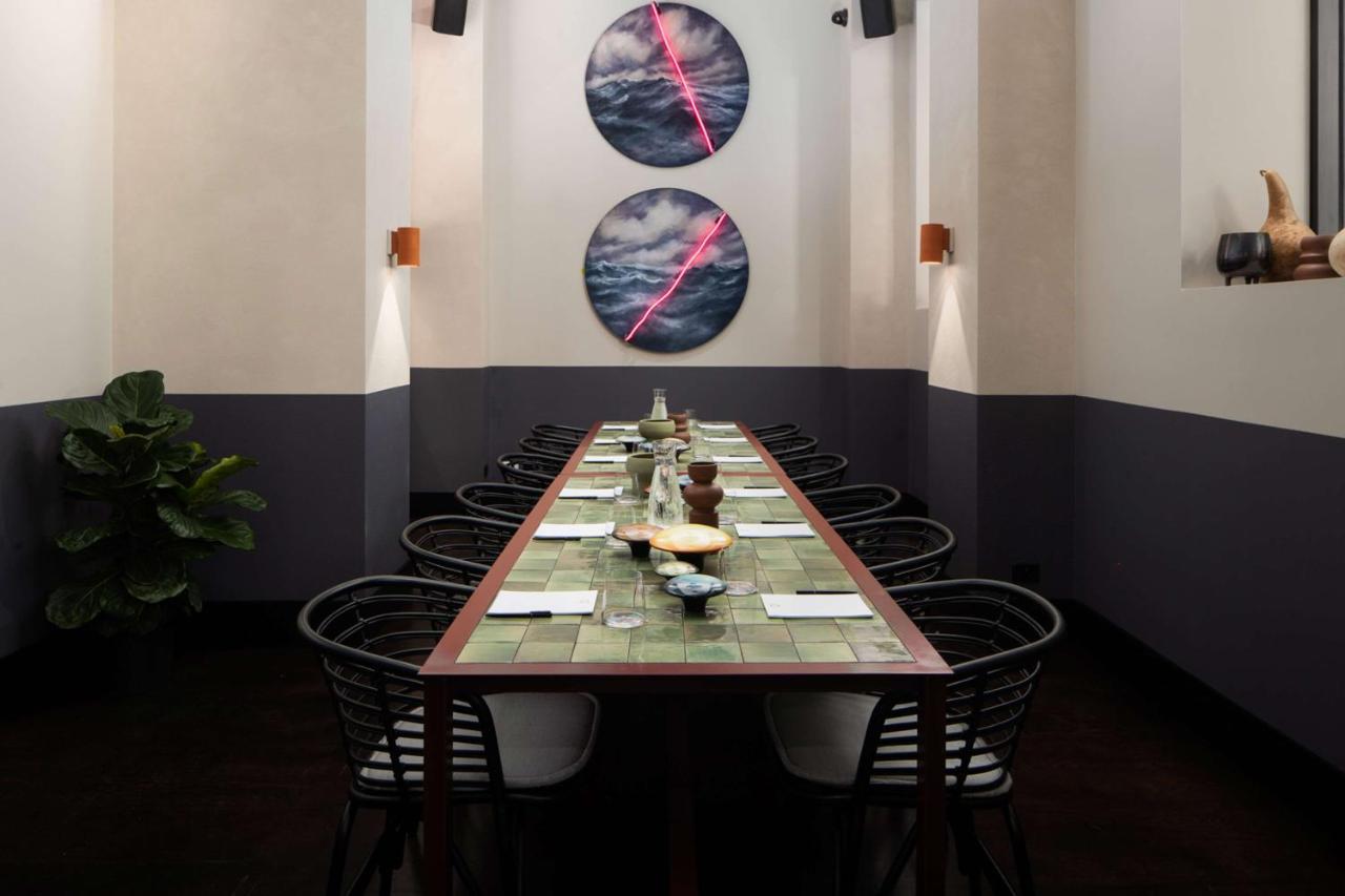 فندق Qt نيو كاسل المظهر الخارجي الصورة The communal table at the restaurant