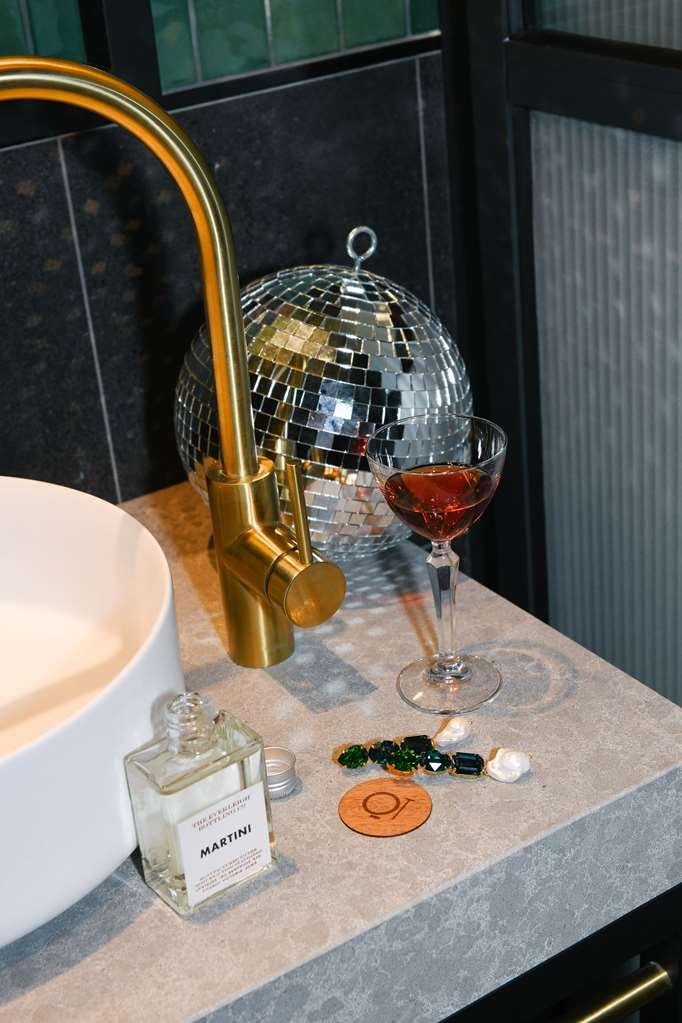 فندق Qt نيو كاسل المظهر الخارجي الصورة A disco ball in a bathroom