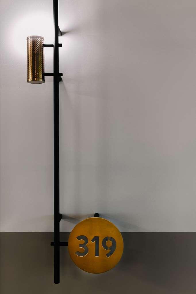 فندق Qt نيو كاسل الغرفة الصورة A candle clock