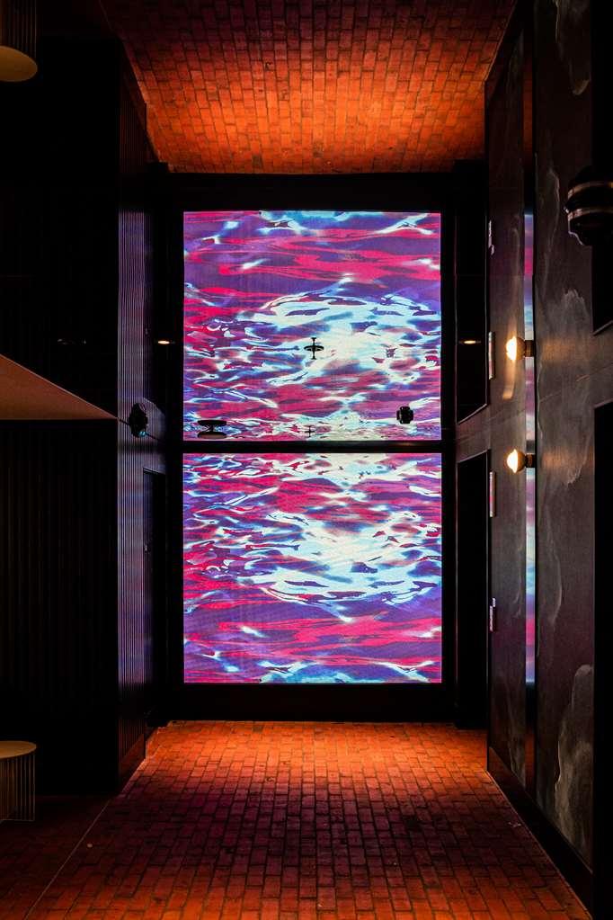 فندق Qt نيو كاسل المظهر الداخلي الصورة The 10-metre-high (33 ft) glass wall in the foyer
